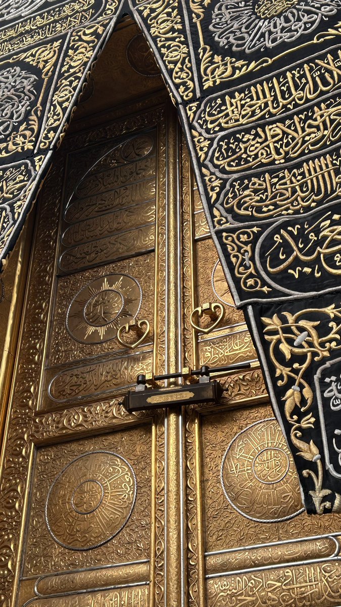 almosa21's tweet photo. سَهِرَتْ أعيُنٌ وَنامَتْ عُيُونُ
 في أُمورٍ تَكونُ أو لا تَكونُ

إنَّ ربّاً كفاكَ ما كان بالأمسِ 
سيكفيكَ في غَدٍ ما يَكونُ

الشافعي رحمه الله. https://t.co/K5xxlb7bhu