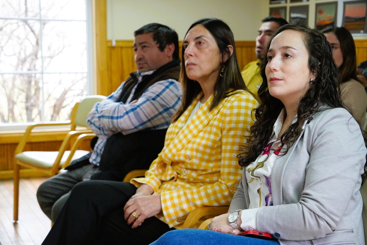MopMagallanes12's tweet photo. #MOPEnTerreno
#DGAMOP realiza actividades de Participación Ciudadana en Cerro Castillo y Puerto Natales, en el marco de la elaboración del Plan Estratégico de Recursos Hídricos en la cuenca Costera entre Seno Andrew y Río Hollemberg.
💧En estos talleres, apoyados por la consultora Enlaces Ltda., se abordan las medidas o iniciativas que resolverían en el corto, mediano y largo plazo, las brechas detectadas en el territorio cumpliendo con los objetivos específicos del plan.
👩👩👧👦Estas instancias son relevantes para conocer las opiniones y experiencias de los ciudadanos presentes en esta cuenca y así elaborar un plan colaborativo entre la comunidad, servicios públicos y organizaciones privadas.
Participan junto a la comunidad, la Alcaldesa de Torres de Paine Anahí Cárdenas y concejales.