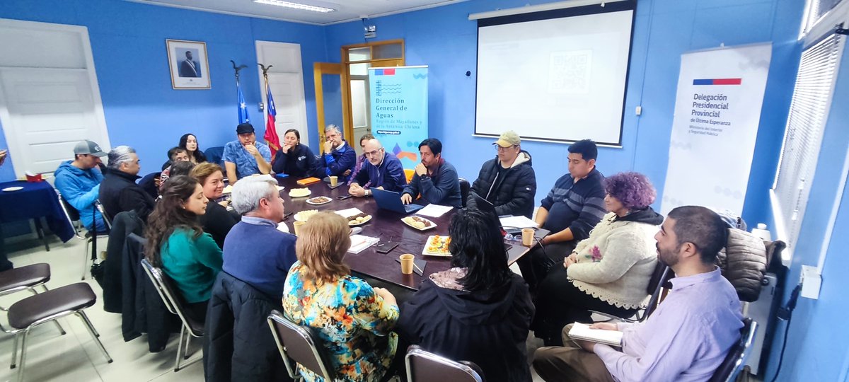 MopMagallanes12's tweet photo. #MOPEnTerreno
#DGAMOP realiza actividades de Participación Ciudadana en Cerro Castillo y Puerto Natales, en el marco de la elaboración del Plan Estratégico de Recursos Hídricos en la cuenca Costera entre Seno Andrew y Río Hollemberg.
💧En estos talleres, apoyados por la consultora Enlaces Ltda., se abordan las medidas o iniciativas que resolverían en el corto, mediano y largo plazo, las brechas detectadas en el territorio cumpliendo con los objetivos específicos del plan.
👩👩👧👦Estas instancias son relevantes para conocer las opiniones y experiencias de los ciudadanos presentes en esta cuenca y así elaborar un plan colaborativo entre la comunidad, servicios públicos y organizaciones privadas.
Participan junto a la comunidad, la Alcaldesa de Torres de Paine Anahí Cárdenas y concejales.