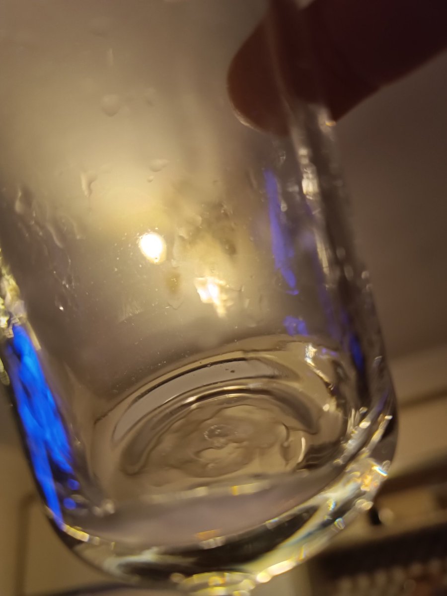 Kaç güneş battı o gece bilmiyorum 
Ama bir daha hiç sabah olmayacak gibiydi.
O gece sabah olursa ,
Bundan sonra her şey olur dedim .
Bir söz kaç güneş batırır 
O zaman öğrendim 
O gece sabah oldu
Ben bir daha eskisi gibi olamadım 
O gece , Bu gece...
#iyigeceler