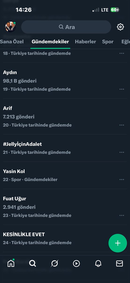 cansin811's tweet photo. Bakın bu Jelly.

1 seneyi biraz aşkın bir süre önce bir bakımevinden sahiplendim onu.

70’li yaşlarının başındaki anne ve babama hayatlarının son baharında can yoldaşı olacaktı; canı alçakça elinden alınana kadar oldu da.

Jelly 12.08.2025 tarihinde, sadece çişe çıkmak için çıktığı sokak ortasında, sevilmekten en çok keyif aldığı yerden; karnından, yakın mesafeden, tüfekle vurularak katledildi hayatında hiç sevilmemiş, vicdan ve merhamet sahibi olmayan birisi tarafından.

Jelly’nin katledilmesinin üzerinden 8 gün geçti; 8 gündür mücadele ediyorum.

#JellyİçinAdalet tagi Türkiye gündemine dahi girdi (Her birinizin sayesinde)

Bu süreçte tanıdığım/tanımadığım bir çok insan yanımda olduğunu arayarak, mesaj ileterek iletti; desteklerine minnettarım.

İnanın @sedat_peker’in dostları olduğunu ifade eden insanlar dahi aradı; nasıl hesabını sorabiliriz diye (Doğrudur, yanlıştır bilemem)

Bir çok haber ajansından, medya kuruluşundan arandım; ama bu aşamada haber yapılmasını istemedim.

Beni sadece kimler aramadı, destek olmadı, üzüntülerini bile belirtmedi biliyor musunuz?

Burada, instagramda isminin altında HAYKONSİK, HAYKONSOK, HAYSEYSOK gibi unvanlar yazan; buldukları her mikrofona kafa uzatan tipler aramadı/sormadı/destek olmadı.

Tanıyanlar bilir; maddi manada zaten desteğe ihtiyacım yok, kabul de etmem asla.

Beni neden aramadılar 8 günde çok net anladım.

Çünkü ben konuyu ulusal basına taşımadım ve Jelly üzerinden reklamlarını yapmalarına imkan vermedim.

Çünkü Jelly öldü; yaralı halde bulup, IBAN’a evirebilecekleri bir et parçası haline gelmedi.

Bu topraklarda hayvanların yaşadığı zulmün başlıca müsebbiplerinin de onlar olduğundan adımın Emre olduğu kadar emin oldum süreç sonunda.

Elbette Jelly’nin ailesi olan ve koşulsuz şartsız desteğini esirgemeyen @hepadyuva ve ilk andan beri iletişimde olup, destek olan @bipativer’i tenzih ediyorum.

Her daim kalbimde olacaklar.

Sen rahat uyu Jelly, ben sonuna kadar mücadele edeceğim senin için, tek başıma kalsam da.

Fotoğraflar için özür dilerim; ancak Jelly KATLEDİLDİ.

#JellyİçinAdalet