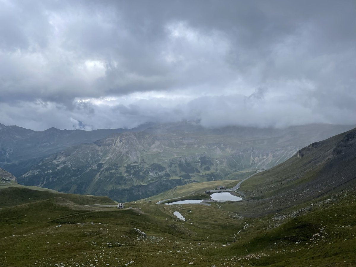 linie15's tweet photo. #Tag12
Hoch hinaus ging es heute. Die Großglockner Hochalpenstraße führte uns auf 2500m, wo es 8 Grad war und regnete🌧️ Der Tag hat jedoch gut gestartet mit einer Messe in der schönen Kirche in Heiligenblut, sodass es alle(mit Sprinter oder Fahrrad) schafften oben anzukommen😃 https://t.co/hT8KQwtBEe