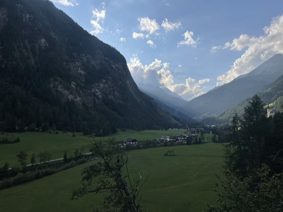 linie15's tweet photo. #Tag12
Hoch hinaus ging es heute. Die Großglockner Hochalpenstraße führte uns auf 2500m, wo es 8 Grad war und regnete🌧️ Der Tag hat jedoch gut gestartet mit einer Messe in der schönen Kirche in Heiligenblut, sodass es alle(mit Sprinter oder Fahrrad) schafften oben anzukommen😃 https://t.co/hT8KQwtBEe