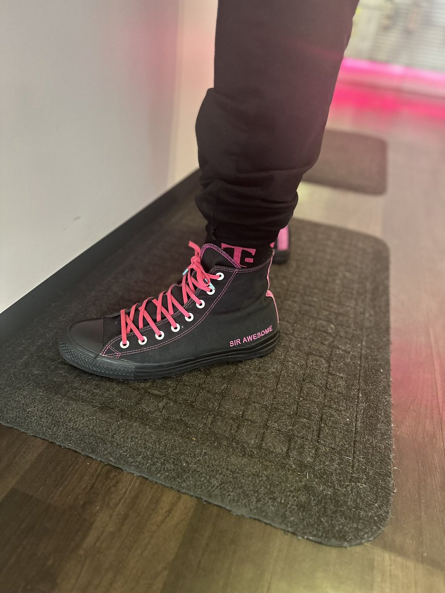 When they ask for our local celebrities we don't forget "Sir Awesome" at Savannah 1 . Bleeding Magenta 10+ years !!!! #hesfly #smraswagg