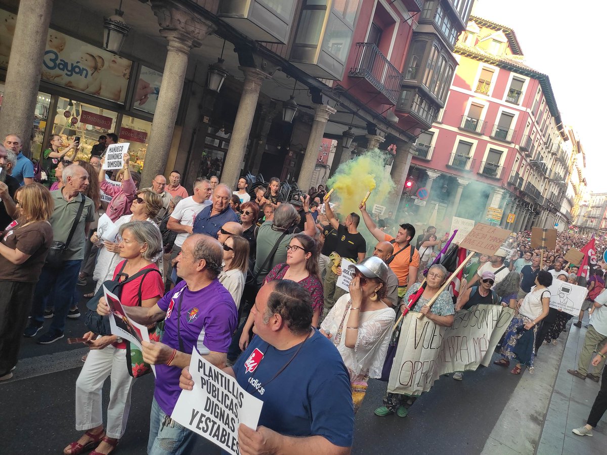 EcologistasVall's tweet photo. Enorme manifestación en Valladolid:

¡Nuestra tierra arde!
¡Contra el fuego de la inacción, prevención y medios ya!
¡Mañueco y Quiñones dimisión! https://t.co/2MlG0KfDf4