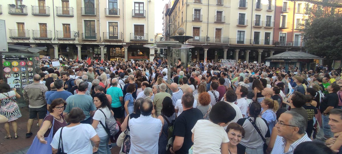 EcologistasVall's tweet photo. Enorme manifestación en Valladolid:

¡Nuestra tierra arde!
¡Contra el fuego de la inacción, prevención y medios ya!
¡Mañueco y Quiñones dimisión! https://t.co/2MlG0KfDf4