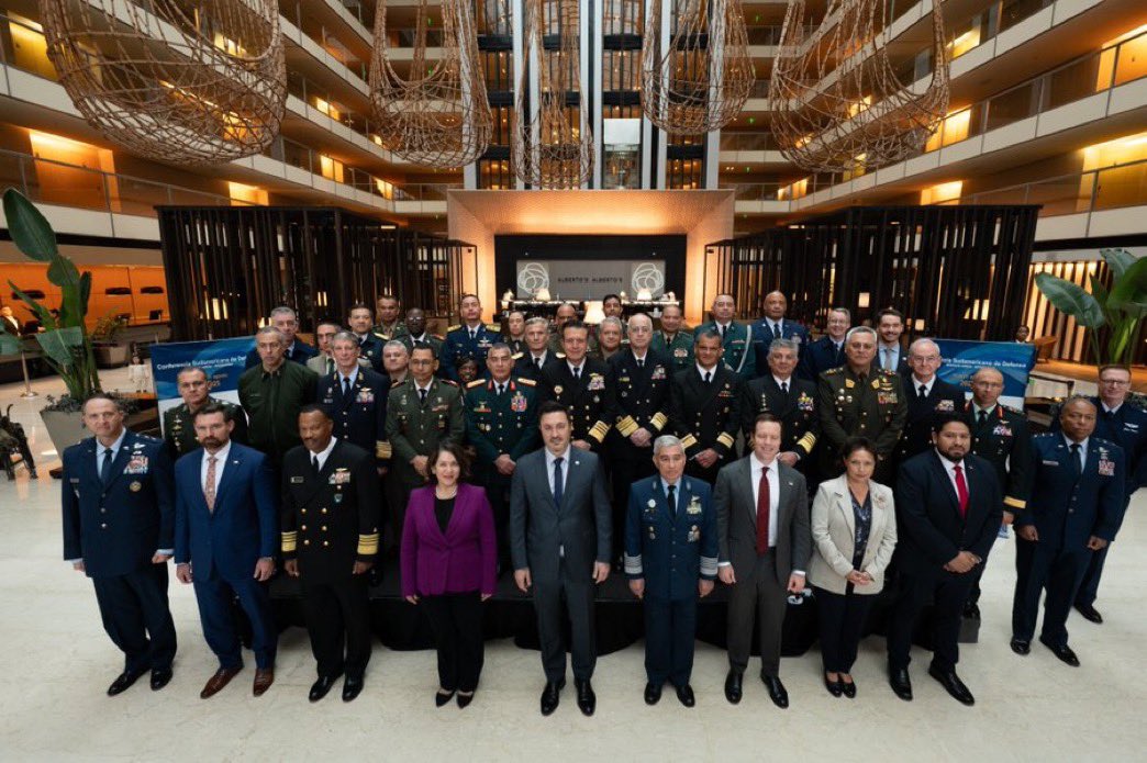 UHN_Plus's tweet photo. 🇦🇷🇺🇸 | El Comando Sur de EE.UU. anuncia que en Argentina se realiza la Conferencia de Defensa Sudamericana, donde el almirante Alvin Holsey se reúne con líderes militares de la región para coordinar esfuerzos contra amenazas comunes. https://t.co/hr8157aIub