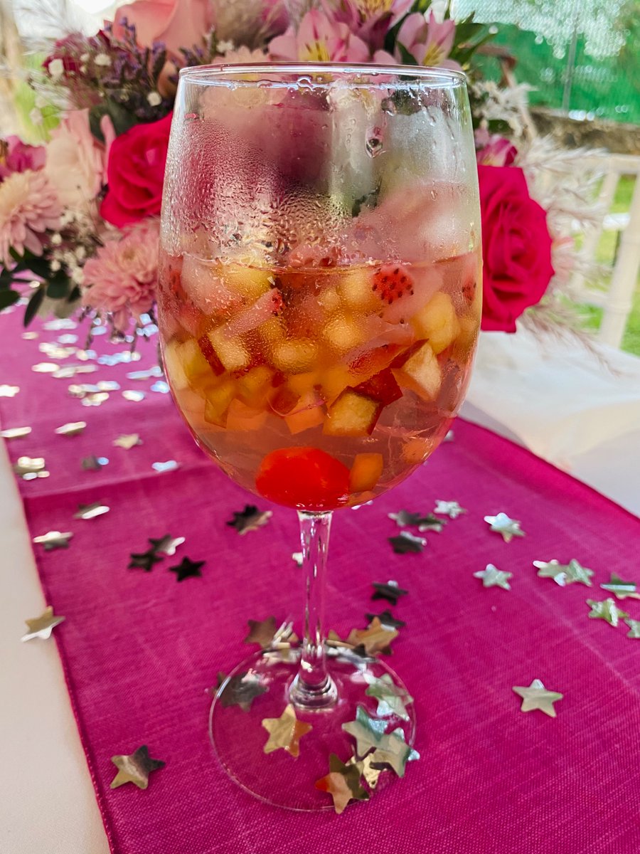 ItsKarlaRV's tweet photo. Mi noviecito me hizo una fiestota sorpresa 🥹🪩🎀✨ 3 meses planeándola para sorprenderme, sin duda soy la más afortunada por tenerlo en mi vida 🥹🦷❤️ https://t.co/KNpRsM4KUx