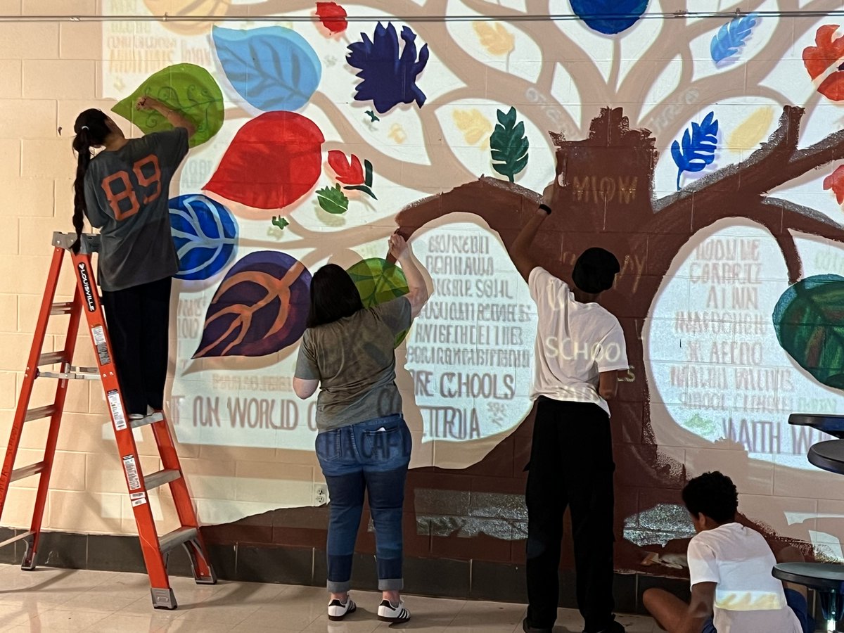 GCSchoolsNC's tweet image. #BackToGCS | Doris Henderson Newcomers is ready to kick off a new year with two new beautiful murals to refresh the school. Arts education director Leigh Ann Little and staff worked to complete these projects before students returned to school.🌳🖌️