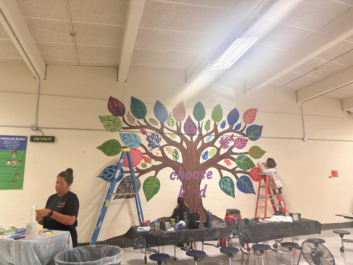 GCSchoolsNC's tweet image. #BackToGCS | Doris Henderson Newcomers is ready to kick off a new year with two new beautiful murals to refresh the school. Arts education director Leigh Ann Little and staff worked to complete these projects before students returned to school.🌳🖌️