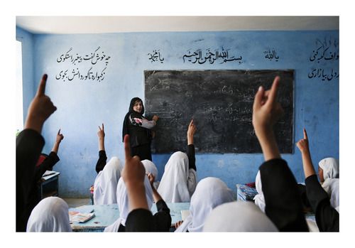 basij_maghsoudi's tweet photo. آینده آموزش کشور در گرو حضور معلمان توانمند و جوان است. افزایش سقف سنی ورودی به حرفه معلمی می‌تواند کیفیت آموزشی نسل‌های آینده را تحت تأثیر قرار دهد. توجه به اصل شایسته‌گزینی و جوان‌گرایی ضرورتی انکارناپذیر است.

#لغو_افزایش_سقف_سنی_دانشگاه_فرهنگیان 
#بنگاه_کاریابی https://t.co/gL1TZjKNGm
