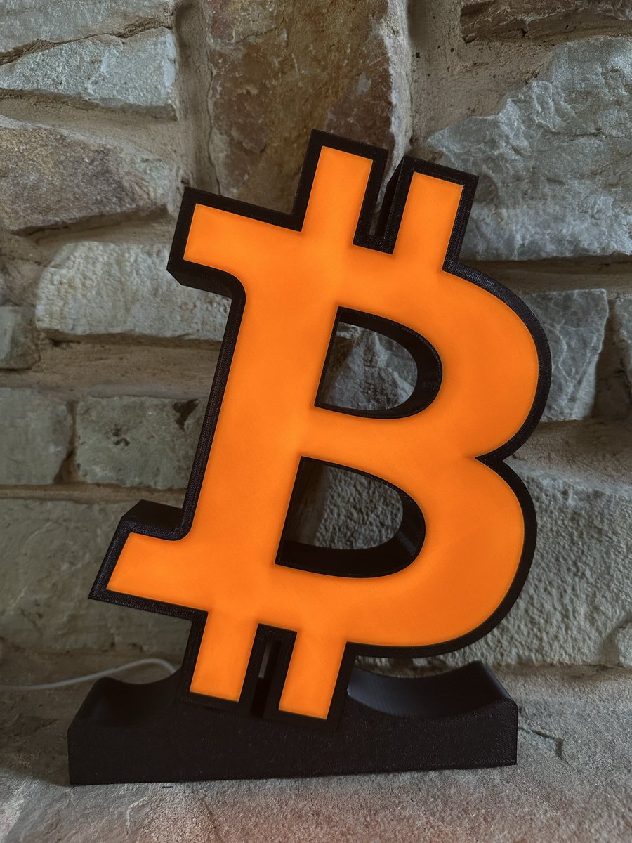 BitLamp! 🚨

Ein echter Hingucker fürs Homeoffice, Wohnzimmer oder Gaming-Setup! 🟠⚡

Die stylische Bitcoin-LED-Lampe mit USB-C-Anschluss.

Ab sofort im Shop – zahlbar natürlich ausschließlich mit #Sats über #Lightning ⚡ oder #Bitcoin On-Chain ⛓️

👉 stuff4btc.de/produkt/bitlam…