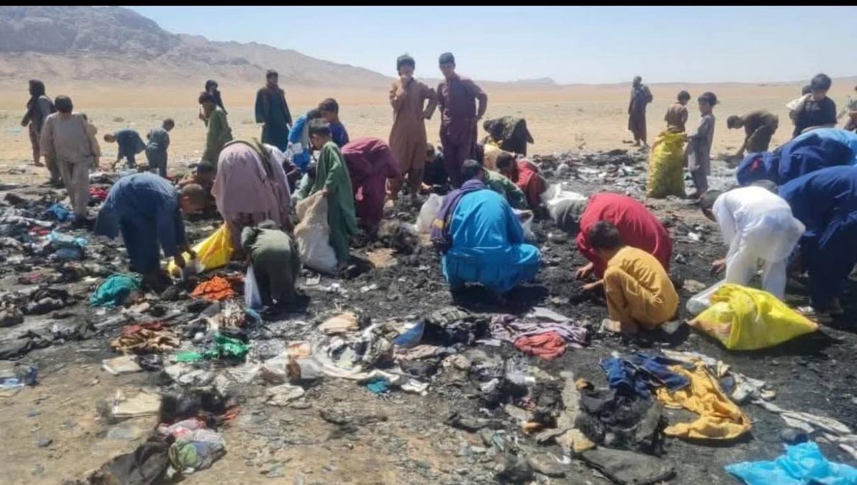 پیکر های سوخته مهاجرین اخراج شده از ایران به کابل رسید !

در حدود صد نفر از مهاجرین بخت برگشته که از ایران اخراج شده بودند و به اثر تصادف جان باختند.

خدایا پناه بی پناهان هم شدی🖤🕊️🕊️💔