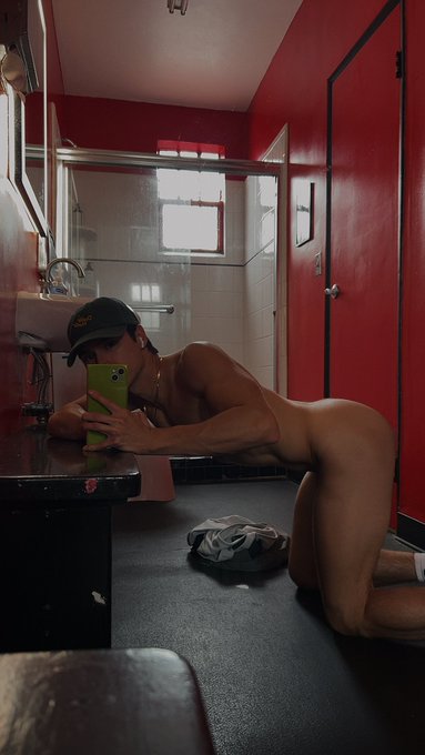 I&rsquo;m sure people wonder why I&rsquo;m in the bathroom for so long. https://t.co/UbxZh9Bs4m