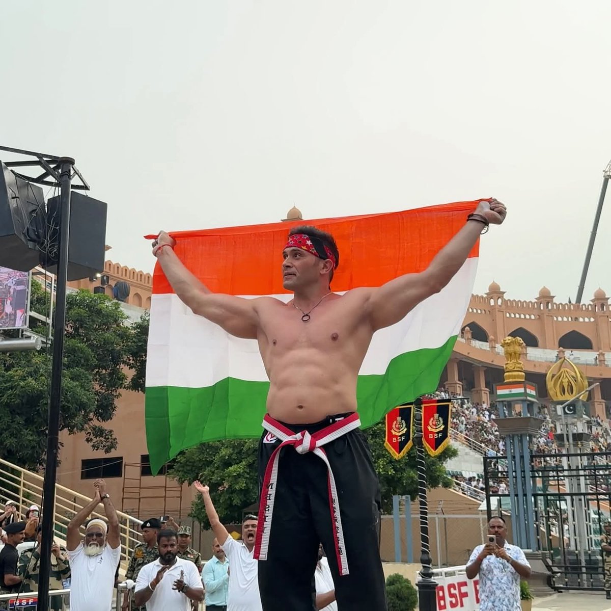 #VispyKharadi sets 17th #GuinnessWorldRecord at #Attari by holding Hercules Pillar for 80 seconds

Vispy Kharadi, also known as the Steel Man of India, achieved his 17th Guinness World Record by holding the Hercules Pillar for an astonishing 80 seconds at JCP #Attari in #amritsar