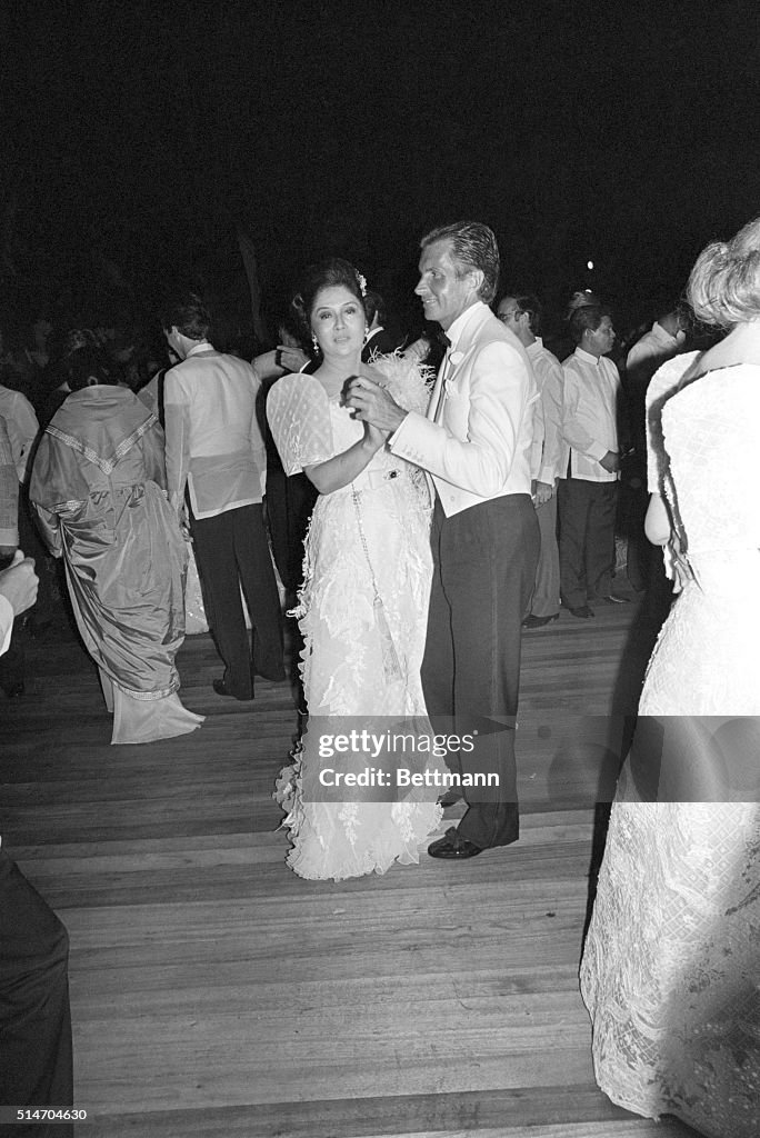 ElemosJayson's tweet photo. @OldMoneySecret I remember seeing the famine in Negros, yet Imelda that week was dancing and having a blast with George Hamilton 😭 https://t.co/XkJEi32gII