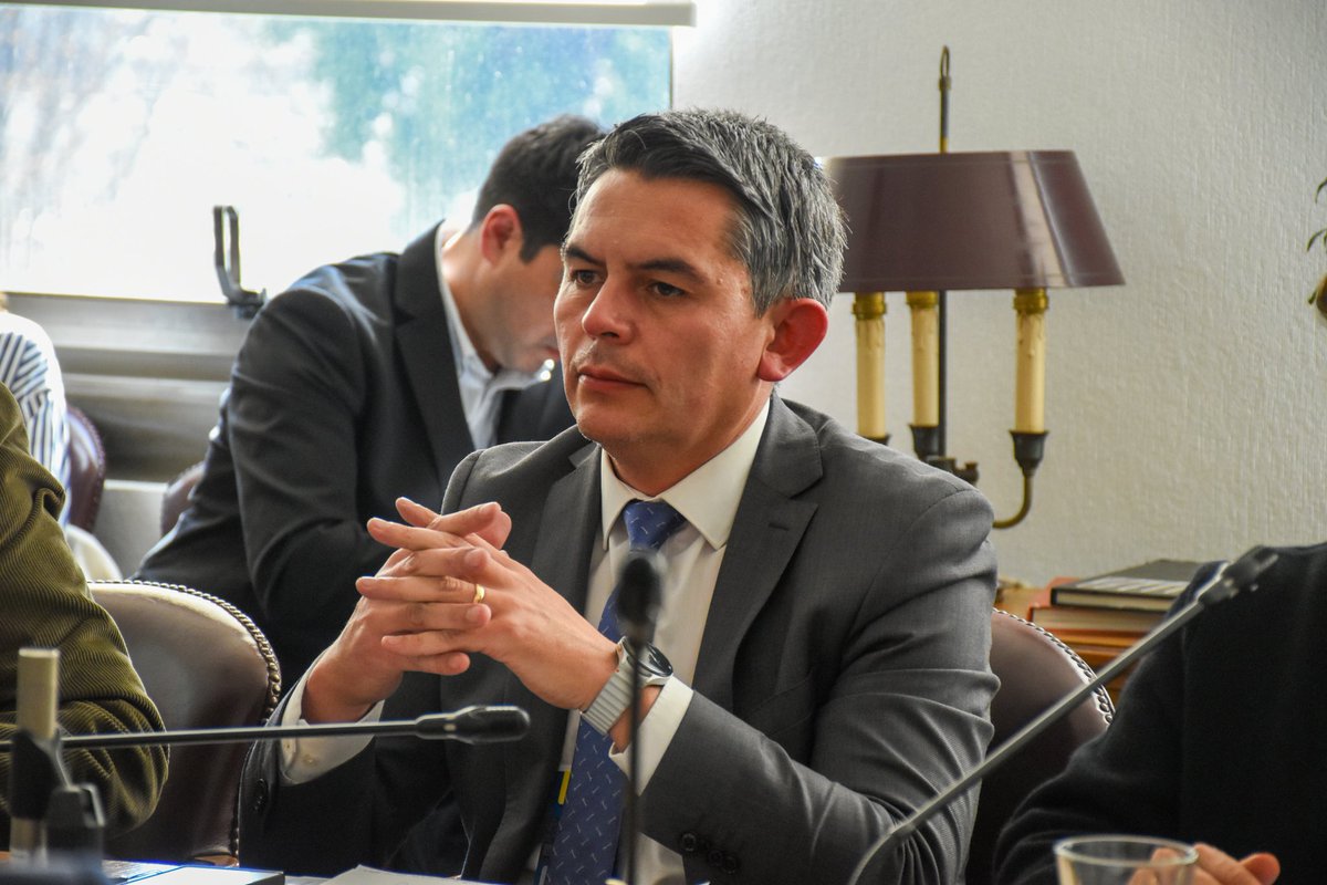 Ministerio de Minería de Chile (@minmineria_cl) on Twitter photo Ministra Williams, junto al director nacional (s) de <a href="/sernageomincl/">Sernageomin</a>, Andrés León; y ejecutivos de Codelco, participan en la Comisión de Minería y Energía del Senado, citada para conocer antecedentes y acciones posteriores tras el accidente ocurrido en la División El Teniente. Ministra Williams, junto al director nacional (s) de <a href="/sernageomincl/">Sernageomin</a>, Andrés León; y ejecutivos de Codelco, participan en la Comisión de Minería y Energía del Senado, citada para conocer antecedentes y acciones posteriores tras el accidente ocurrido en la División El Teniente.