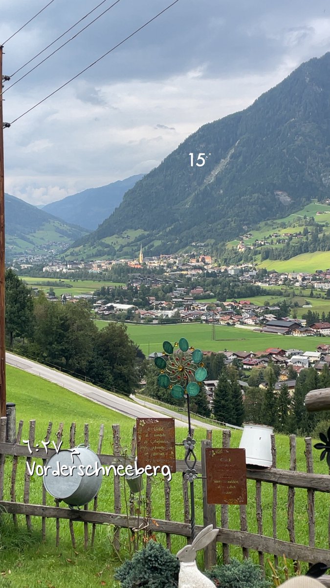 في  مرتفع    من فوق  وادي
سقت  النظر     و الجو غايم
نسنس    علي  نفح   البرادي
واذكرت من له القلب  هايم
غرٍ       من     ريوم    البلادي
جميل    و    ينوبه       نعايم

الكتبي