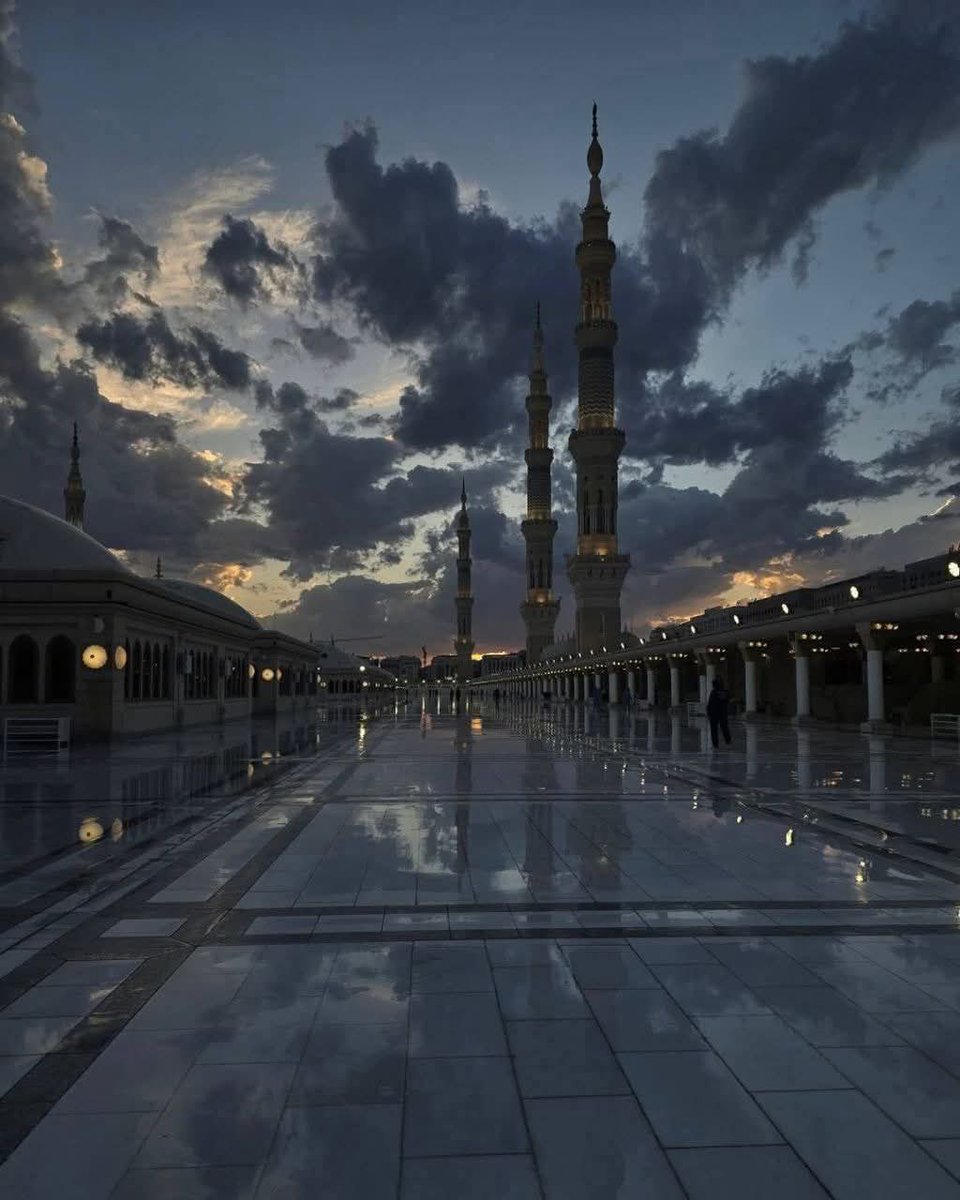 كلما غابت شمس المدينة المنورة  أشرقت في القلوب ذكرى الحبيب محمد ﷺ الذي ما أظلمت دنيا إلا أنارها  ✨