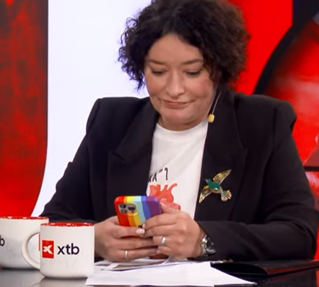 PrzemekPolok's tweet photo. Ta jakie etui wynalazła xD https://t.co/rWN9tdhdR4