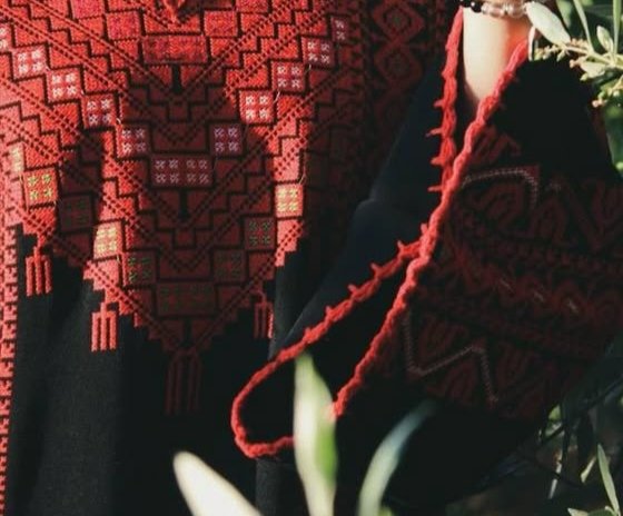 Hayam_Dawood282's tweet image. كنا نطرّز الأمنيــات بخيوط قلوبنا، كما
يُطرَّز الثوب؛ فلما ارتدينا الثوب، انسلَّت
الأمنيات من بين أناملنا وأدارت لنا
ظهرها.
#Hayam