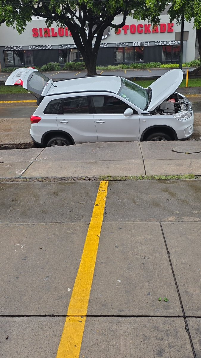 danielapolit's tweet photo. @JaliscoVial  @ZapopanGob en vez de estar preparándose para el mundial, terminen lo que empiezan. Desde hace meses @siapagdl dejó una reparación a medias en avenida Conchitas. No circulen en GDL, no hay forma de cruzar las calles gracias a ustedes @GuadalajaraAyto . @Trafico_ZMG https://t.co/DcAED9ns8W