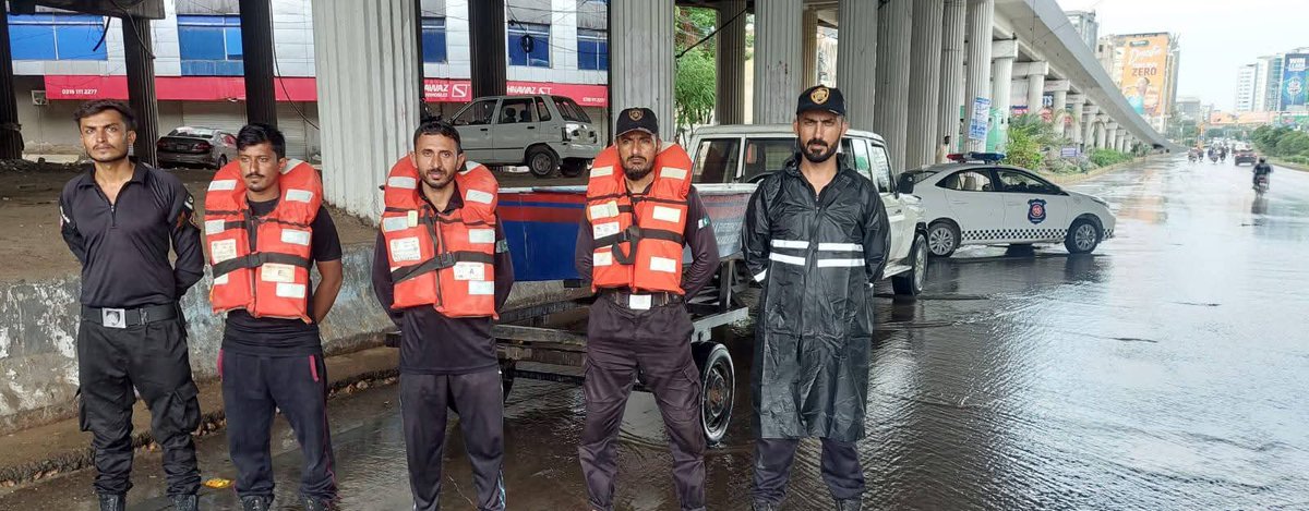 ایس ایس یو کا اربن فلڈنگ ریسکیو یونٹ شہر کے مختلف علاقوں میں کسی بھی ناخوشگوار حالات سے نمٹنے کے لیے تعینات

اربن فلڈنگ ریسکیو یونٹ گزشتہ روز موسلادھار بارش کے بعد سے ہی مختلف مقامات پر تعینات ہے

یونٹ کورنگی کراسنگ، نرسری، ایئرپورٹ، بلوچ پل اور عیسیٰ نگری پر تعینات ہیں