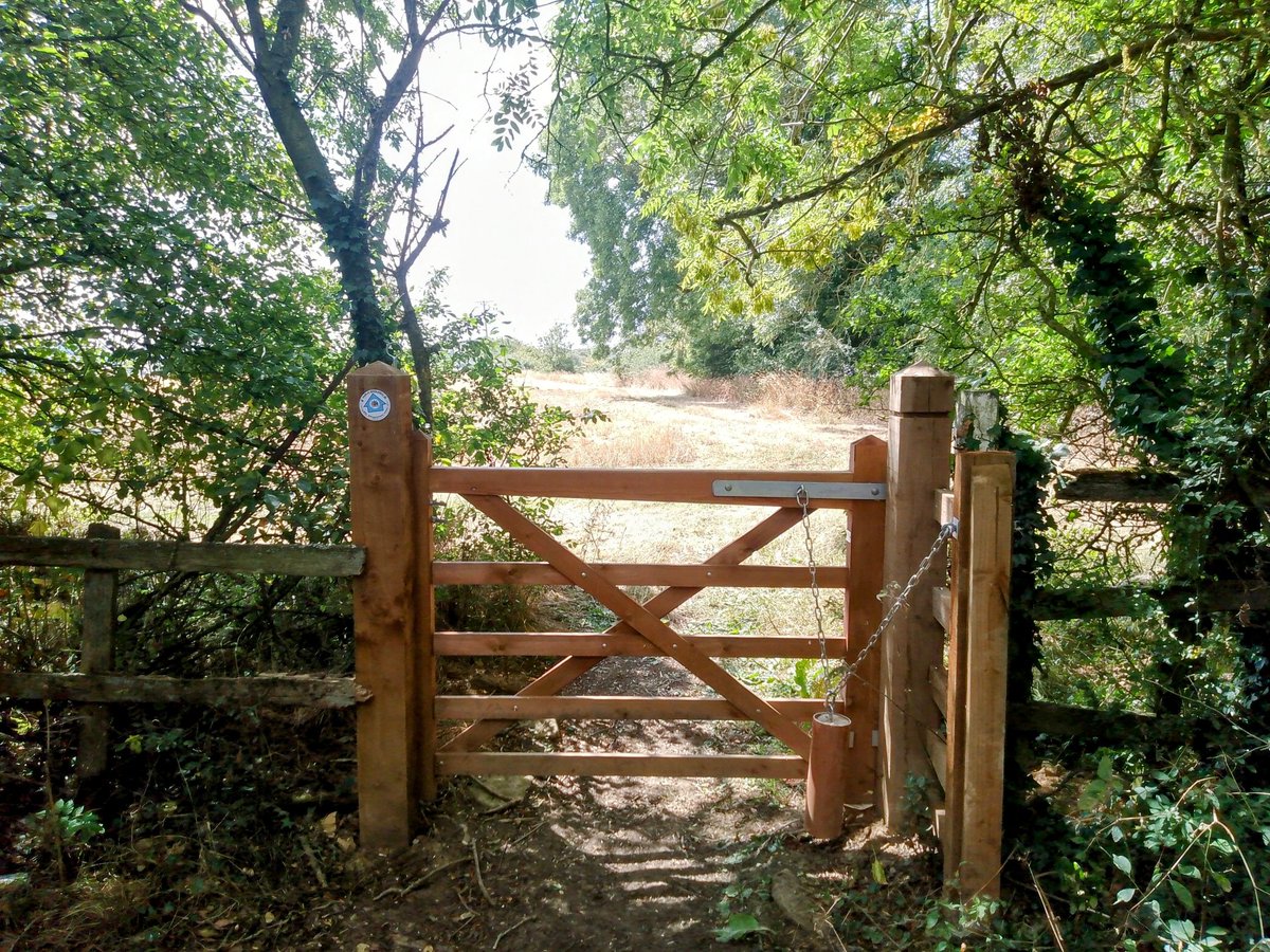 phil0073's tweet photo. The gateway to #Debdale on the #Foxhall2HangingHoughton, some of which, like here follows an old road on the estate map transcribed by Patrick King in #Faxton by Lawrence Butler & @cmgerrard1 . In August.
#PhilOnaBike #thursgate #FootpathFriday #faxtonfields https://t.co/NwFQfPYgr7