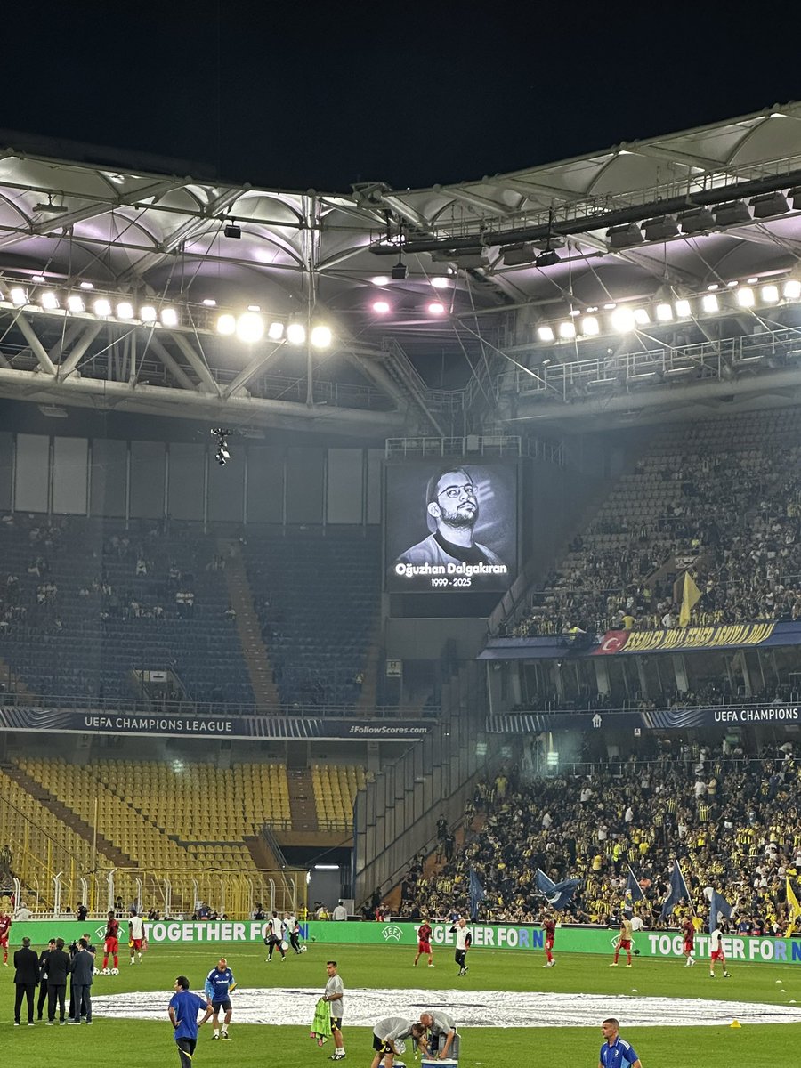 Ercanerk7's tweet photo. Bugün aramızda olsaydı maça gelecekti ama olmadı onun için oynayın #JrokezİçinFener https://t.co/APCyz6LPWv