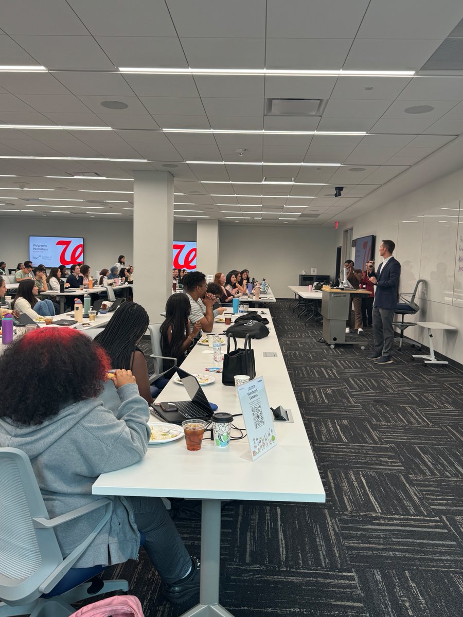 UNTHealth_Pharm's tweet photo. Itβs Day 2 of orientation & weβre so thrilled to meet all the new faces joining our #Pharmily. Huge thanks to @walgreens for coming and sharing information about valuable opportunities with new students.π
#UNTHealthCollegeofPharmacy #Pharmacyschool #FlexPharmD #FuturePharmacists https://t.co/MIw5wwL80o