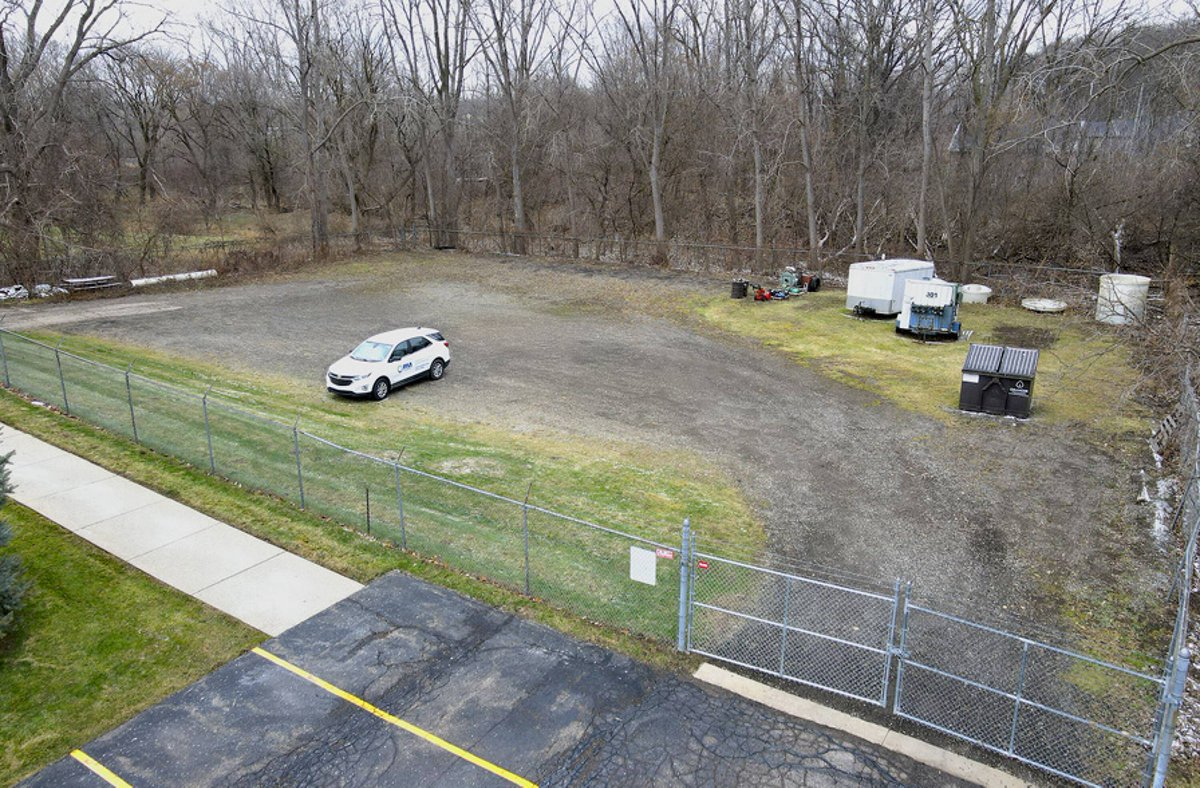 Jeffdeehan's tweet image. oops I just won an office/warehouse building at auction...  What do we do next? 🙃. Basis was too good to pass up. 

We just turned around the warehouse across the street and it went really well. 

#retwit