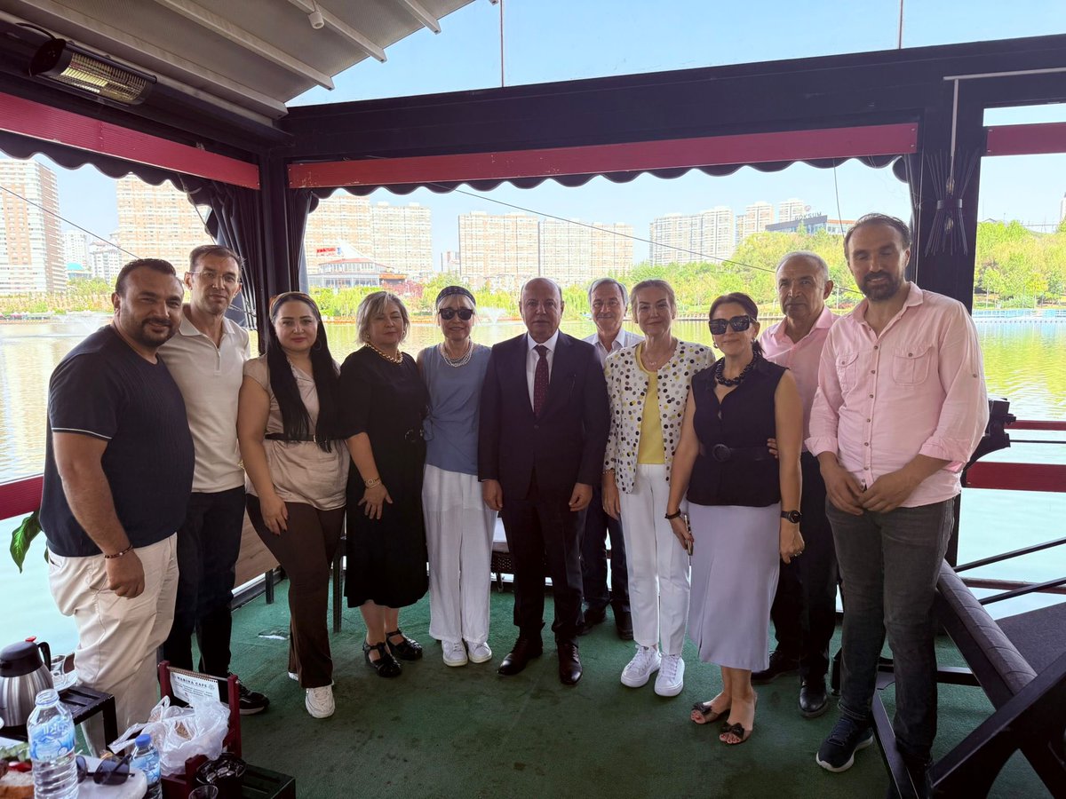 Kaymakamımız Sn. Özlem Bozkurt Gevrek Ankara Vali Yardımcısı Sn. İzzettin Sevgili ile birlikte Eryaman Mahalle Muhtarlarımızla biraraya geldi.  Ev sahipliği için Göksu Mahalle Muhtarı Aytaç Fatih Doğan’a  teşekkür ediyoruz.