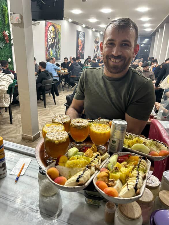 nocontextkurd's tweet photo. Batmanlı bir işletmecinin İstanbul Beyoğlu’nda yeni açtığı kıraathanedeki sunumları sosyal medyada büyük ilgi gördü. Mekanın konsepti görenleri şaşırttı. İşte o işletme https://t.co/3YbTDfBPIk