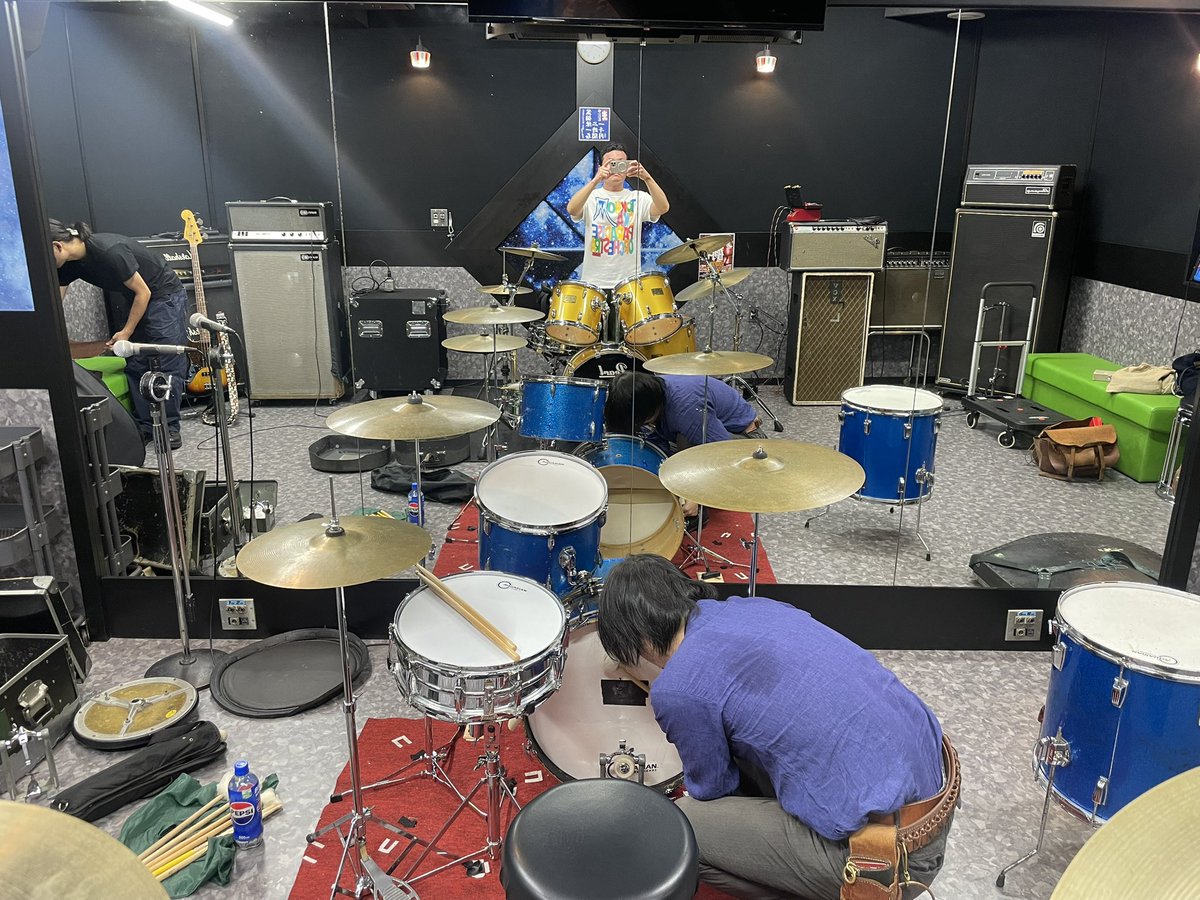 日付変わって今日8/21(木)、
平日だけどライブやります。

渋谷LUSHで、
The Memphis Bell

出番は最後で21:40頃から。
このバンド、他のバンドと味が全然違うのよな。
是非来てほしい。

写真はリハスタなのに全部(ドラム、アンプ他)持ち込んでドラムからセッティングするギタボの古賀くん。の背中。