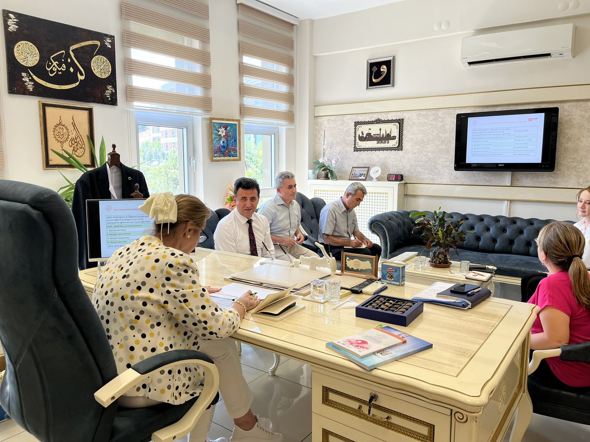 Kaymakamımız Sn. Özlem Bozkurt Gevrek İlçe Milli Eğitim Müdürlüğümüzü ziyaret ederek 2025-2026 yılı eğitim-öğretim yılı hazırlık çalışmaları hakkında bilgi alarak, kurum brifingi aldı.
Yeni eğitim-öğretim yılı için tüm çalışmalarımız hızla devam ediyor.🏫📚🔔