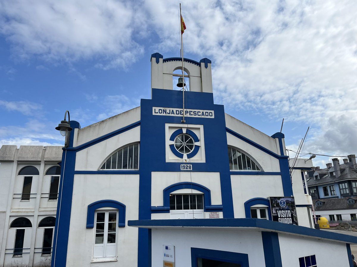 ⛴️ Puerto de Vega, en el asturiano concejo de Navia.

20º en una tarde de agosto. ¡Quién tuviera veranos así!