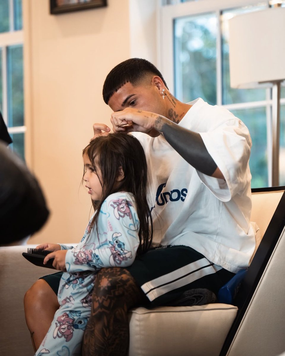 ENZO PEINANDO A OLIVIA😭🤍 enzo papá es su mejor faceta