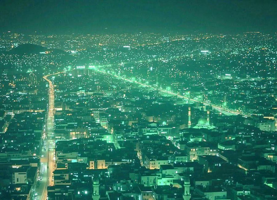 مولد رســـول الله ذي نوره به الكون استنار
مولــــد شعــــــاع النـور والانوار للنور المنير

مولــــد من اخرجنا من الظـلمات لاضو النهار
مولـــــد من انقذنا من افعال الضلاله والنكير

مولــد من امست يومها الكفار في حالة دوَار
ورعب يعصفها تقــــول يوماً عبوساً قمطرير

أحمد الديلمي