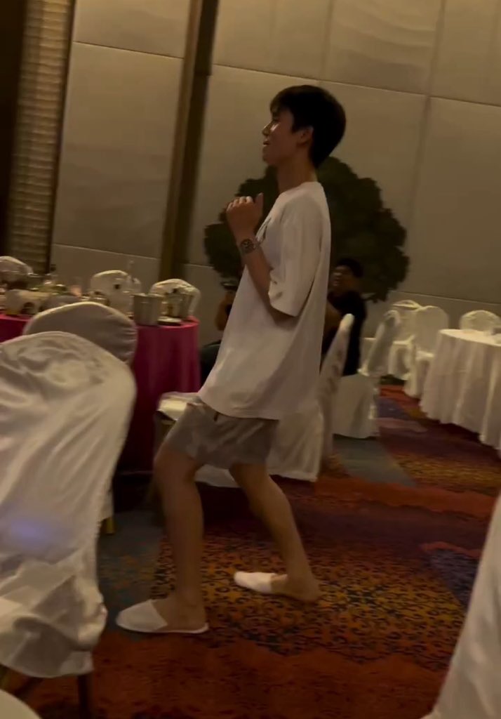 pploy_nari's tweet image. ดิจิตอลฟรุตปริ้น ตำนานงาน gmmtv outing หมอจิม555555555555555555555555555555555555555555 ถ้าตอนเช้าหมอตื่นมาหมอจะตกใจรูปมั้ย555555555555555 @jimmyyjp_ 

JIMMYSEA OUTING2025

#GMMTVOuting2025
#jimmyyjp #จิมมี่ซี