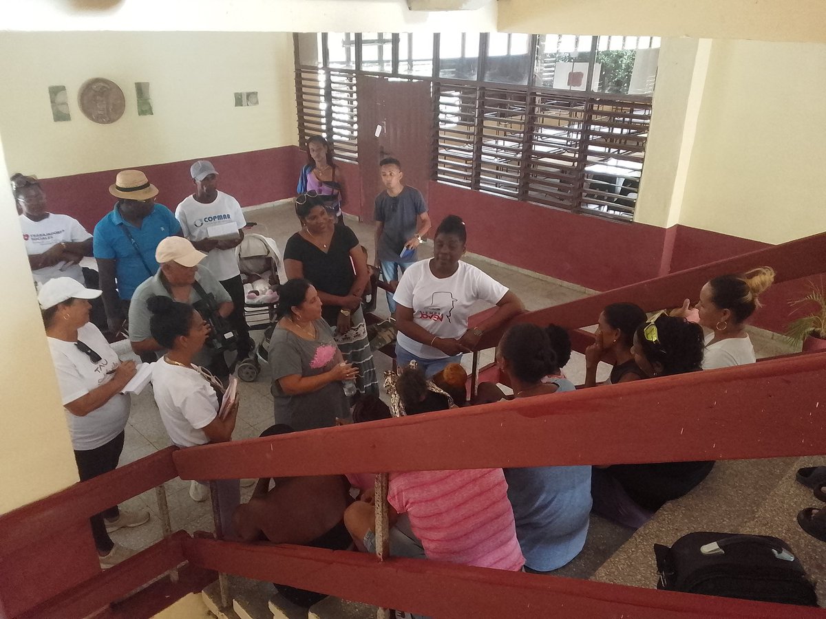 Estamos en el barrio Micro 9,  intercambiando con federadas. Algunas son madres con descendencia numerosa, otras desvinculadas del estudio y el trabajo, también participan trabajadoras de varios sectores. Hablamos de cómo enfrentar nuestros desafíos como mujeres.
#SantiagoDeCuba