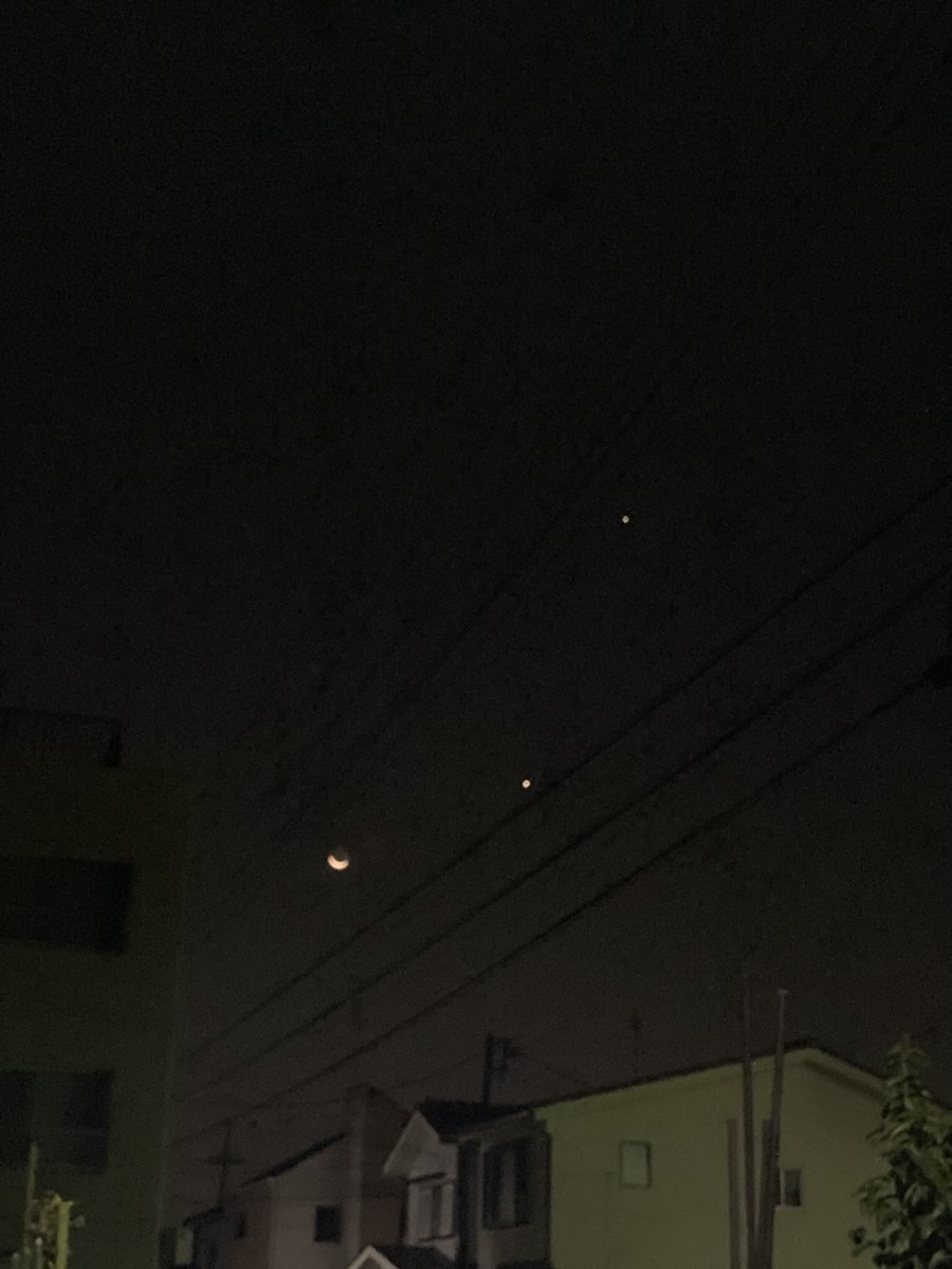RKSMZ's tweet photo. 午前4時前

月と金星と木星と水星が
東の空に大集合

上手く撮れないけど
すごい光景です https://t.co/9lprl551Oc
