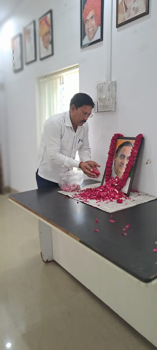 kumar_loth's tweet image. जिला कॉंग्रेस कार्यालय, चित्तौड़गढ़ में भारत के पूर्व प्रधानमंत्री, सूचना एवं प्रौद्योगिकी के जनक व भारत रत्न आदरणीय शहीद राजीव जी गाँधी की जयन्ती के अवसर पर पुष्पांजली कर श्रद्धांजलि अर्पित की।🌹🌹🌹🌹🌹🙏🙏🙏🙏🙏