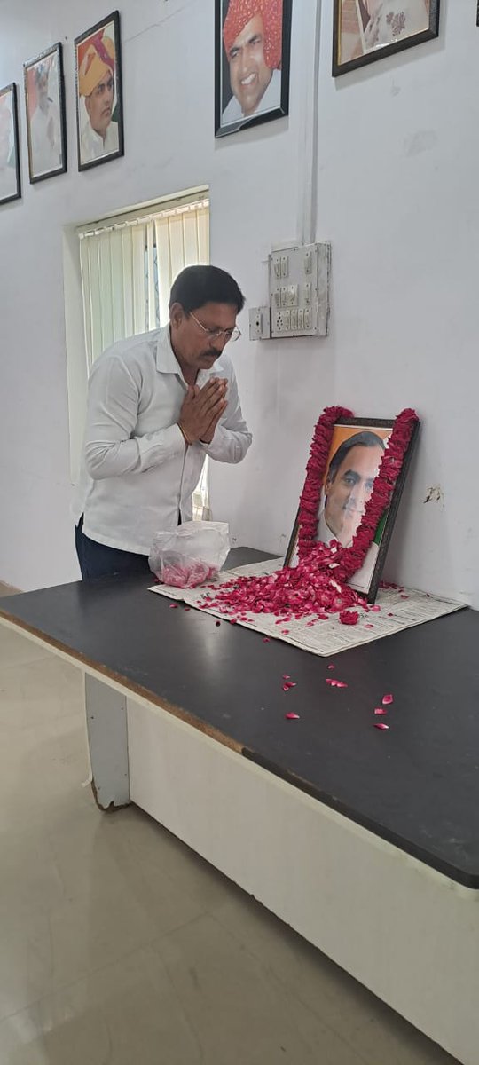 kumar_loth's tweet image. जिला कॉंग्रेस कार्यालय, चित्तौड़गढ़ में भारत के पूर्व प्रधानमंत्री, सूचना एवं प्रौद्योगिकी के जनक व भारत रत्न आदरणीय शहीद राजीव जी गाँधी की जयन्ती के अवसर पर पुष्पांजली कर श्रद्धांजलि अर्पित की।🌹🌹🌹🌹🌹🙏🙏🙏🙏🙏