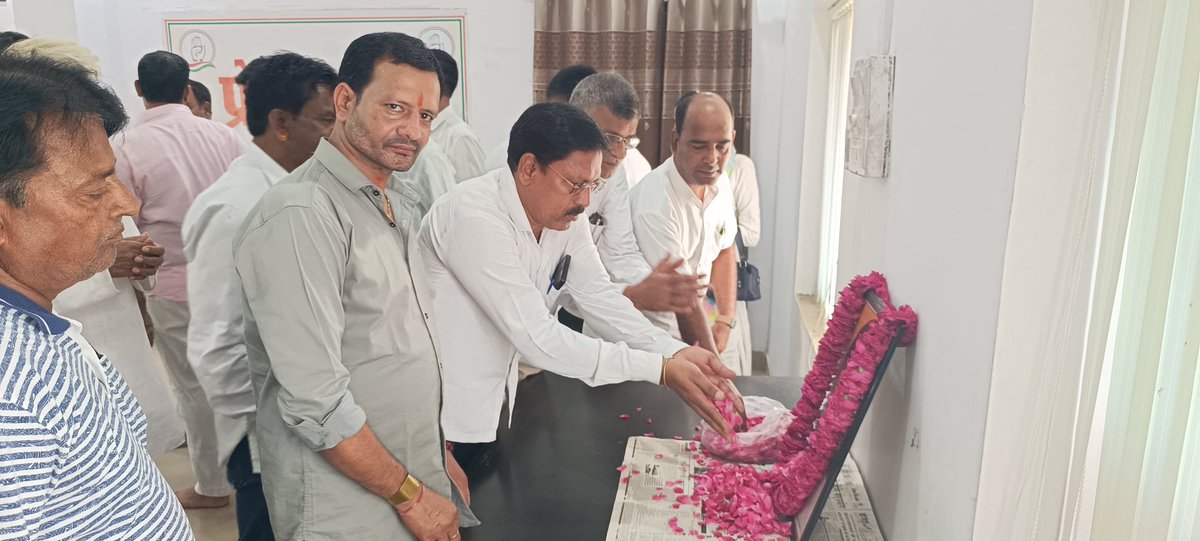 kumar_loth's tweet image. जिला कॉंग्रेस कार्यालय, चित्तौड़गढ़ में भारत के पूर्व प्रधानमंत्री, सूचना एवं प्रौद्योगिकी के जनक व भारत रत्न आदरणीय शहीद राजीव जी गाँधी की जयन्ती के अवसर पर पुष्पांजली कर श्रद्धांजलि अर्पित की।🌹🌹🌹🌹🌹🙏🙏🙏🙏🙏