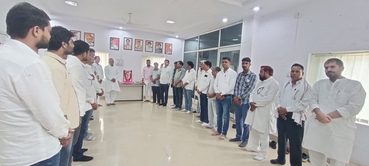 kumar_loth's tweet image. जिला कॉंग्रेस कार्यालय, चित्तौड़गढ़ में भारत के पूर्व प्रधानमंत्री, सूचना एवं प्रौद्योगिकी के जनक व भारत रत्न आदरणीय शहीद राजीव जी गाँधी की जयन्ती के अवसर पर पुष्पांजली कर श्रद्धांजलि अर्पित की।🌹🌹🌹🌹🌹🙏🙏🙏🙏🙏