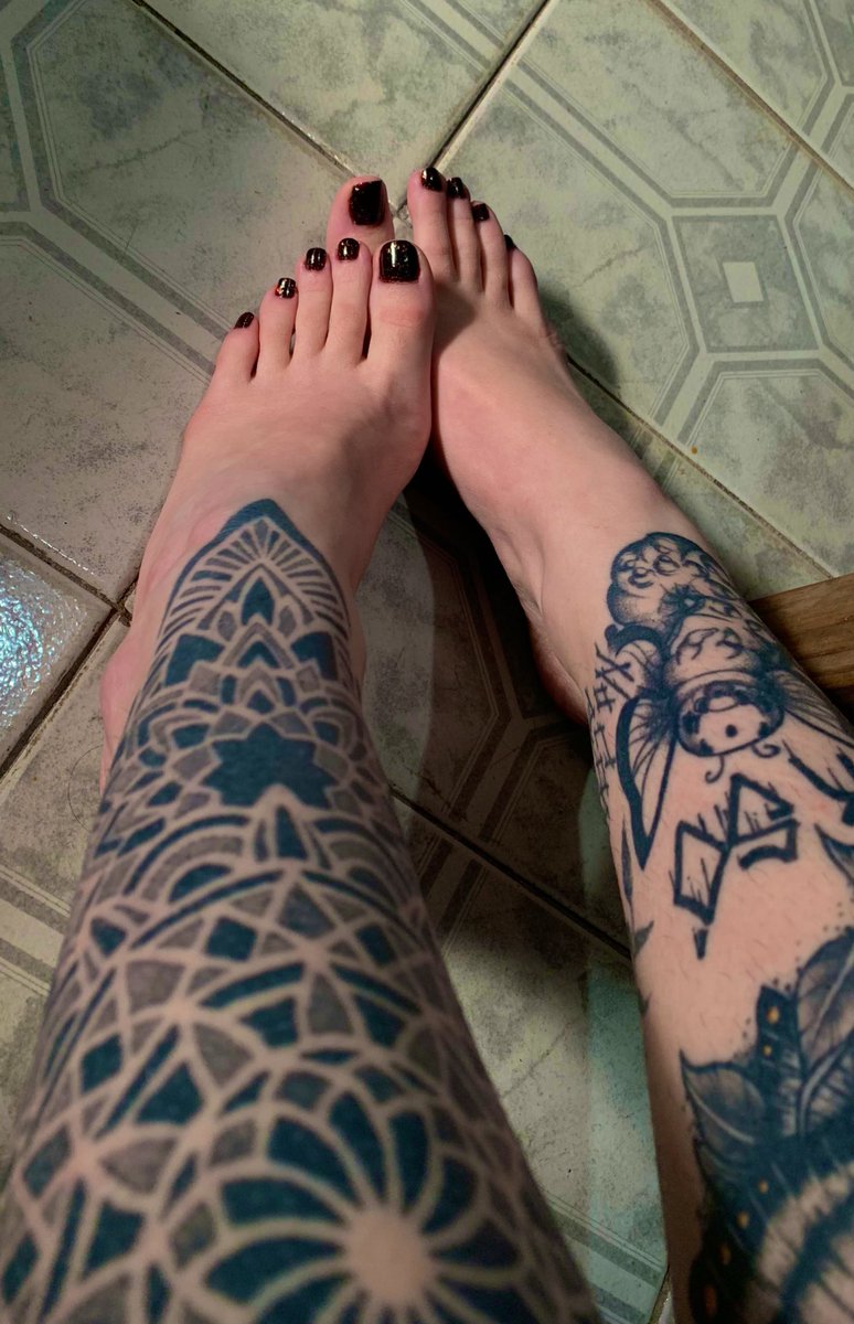 vgbndtropical's tweet image. unhas dos pés feitas. me sentindo uma pincesa pronta pra pisar na cabeça dos meus inimigos (não tenho inimigos