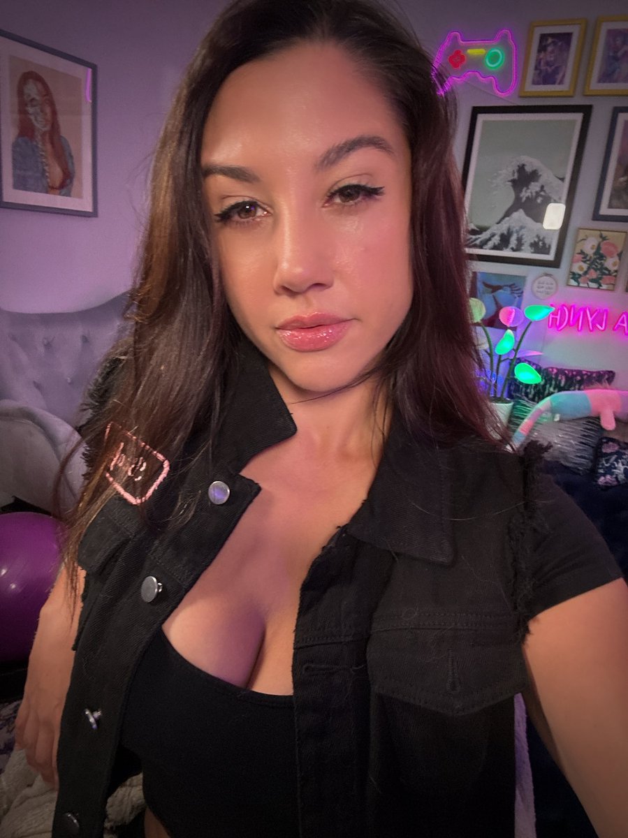 Live now: Twitch.tv/cearalynch