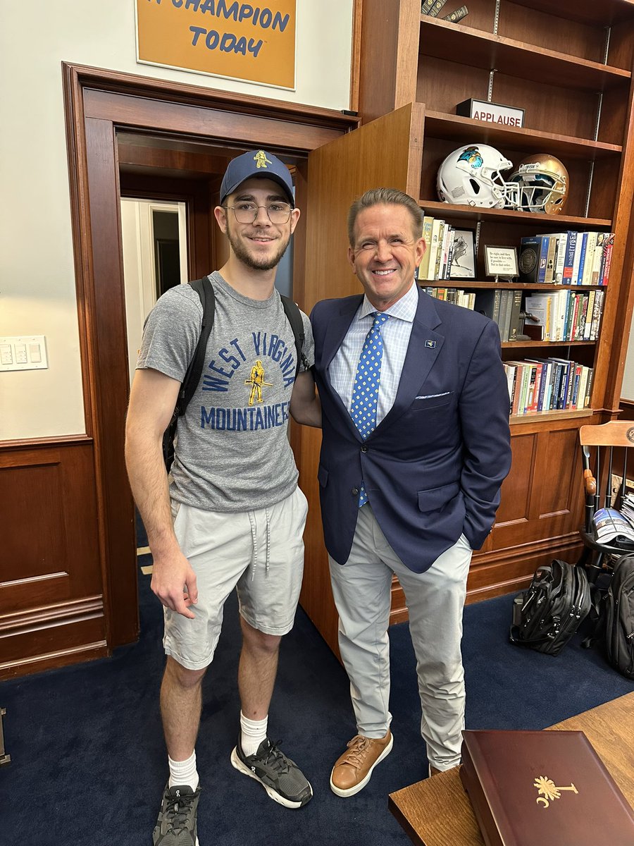 michaeltbenson's tweet photo. Fantastic 1st day of classes vibe on @WestVirginiaU campus with lots of energy, photos, office visits with students, and tons of smiles. https://t.co/PSxKAGPCWa