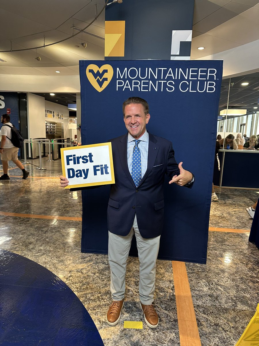 michaeltbenson's tweet photo. Fantastic 1st day of classes vibe on @WestVirginiaU campus with lots of energy, photos, office visits with students, and tons of smiles. https://t.co/PSxKAGPCWa