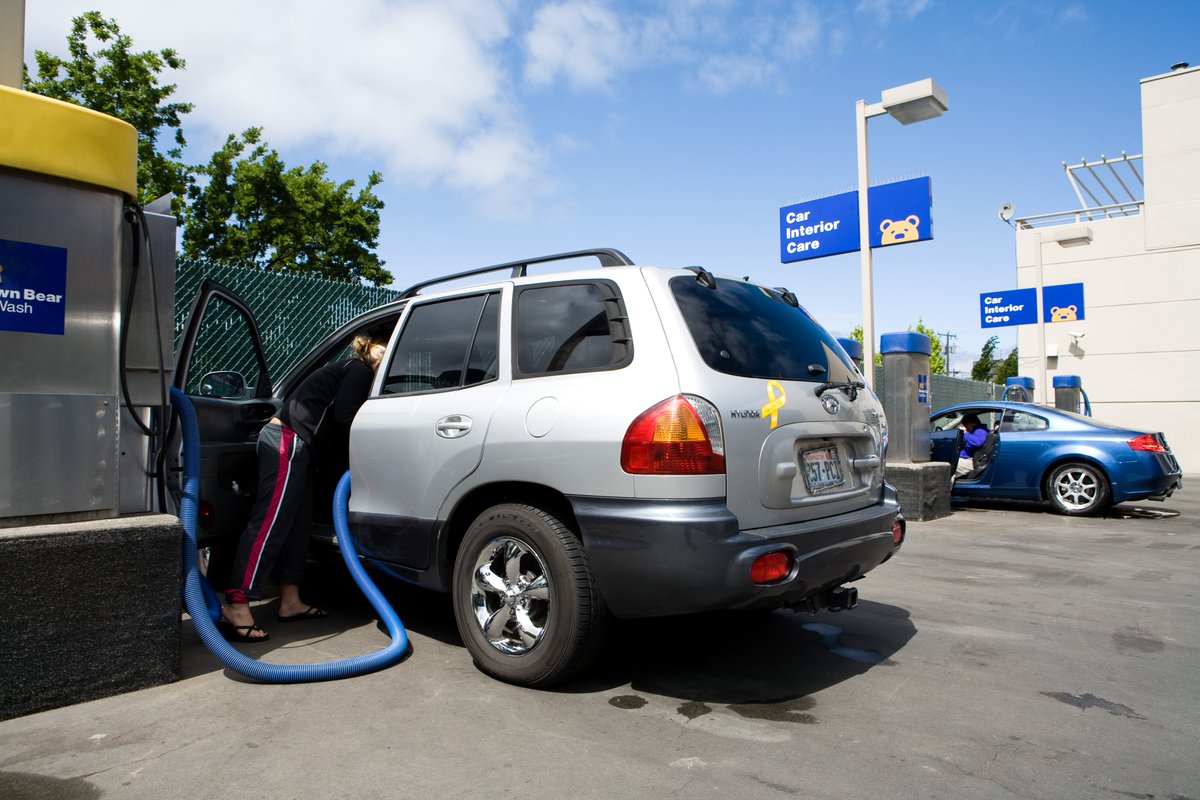 Don't forget about interior care! A couple of extra minutes make that post-car-wash clean even more satisfying. ✨🚗 #BrownBearCarWash